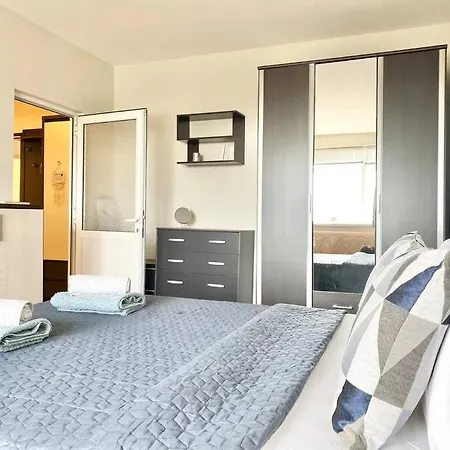 Alonia - Your Shelter By The Park And Appartement *