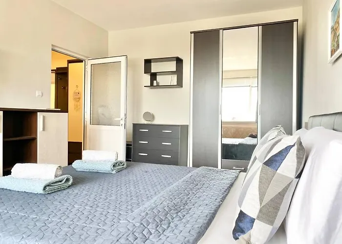 Alonia - Your Shelter By The Park And Apartment *