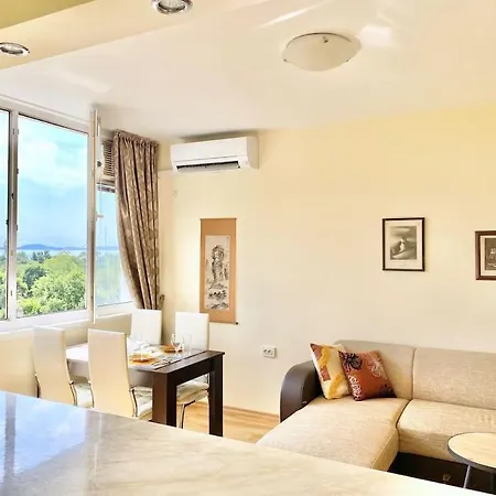 Daire Alonia - Your Shelter By The Park And