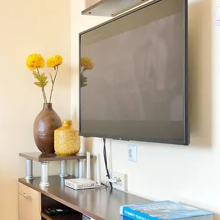 Alonia - Your Shelter By The Park And Lägenhet *