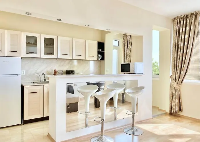 Апартамент Alonia - Your Shelter By The Park And Бургас